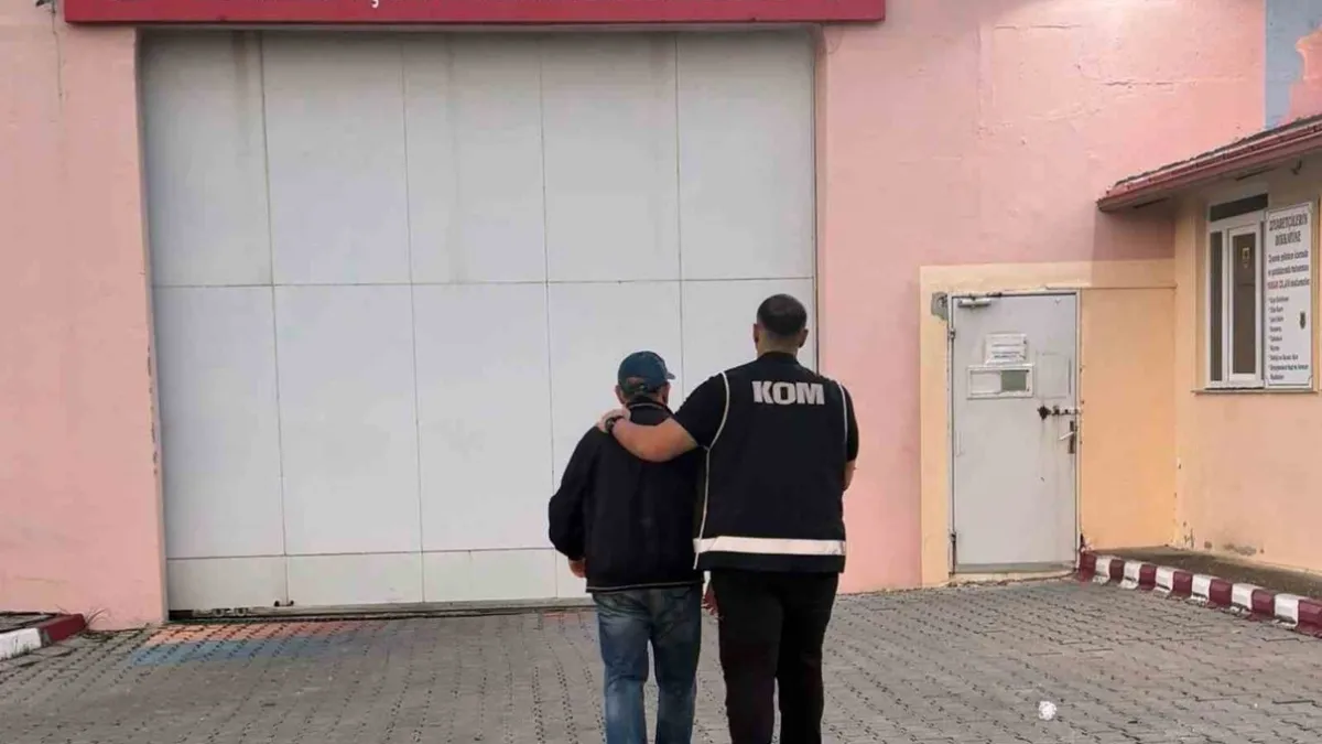 Polis ekibi yakalanan hükümlüyü cezaevine teslim ederken