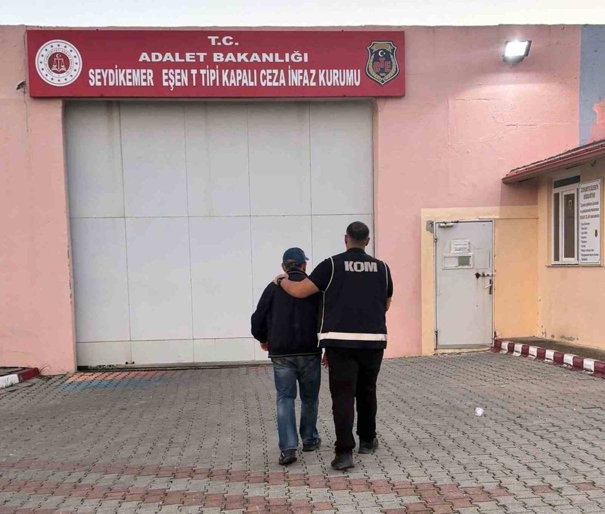 Polis ekibi yakalanan hükümlüyü cezaevine teslim ederken