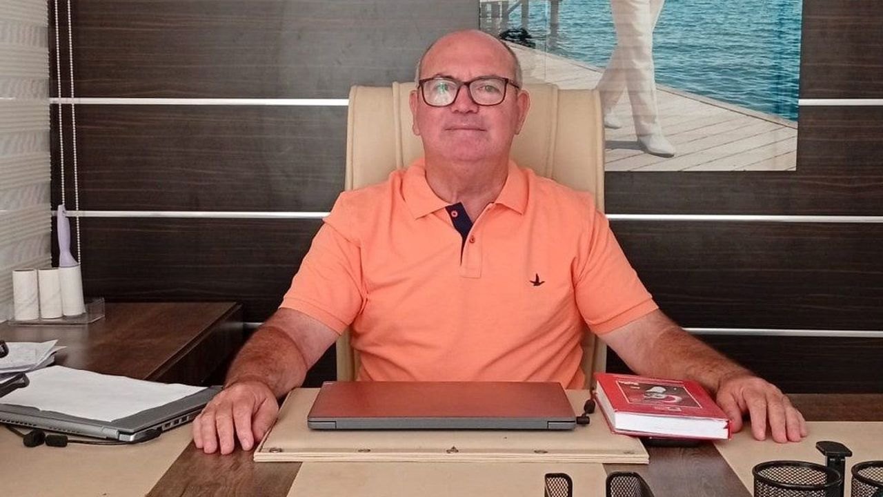 Fethiyeli iş insanı Mehmet Demir masa başında