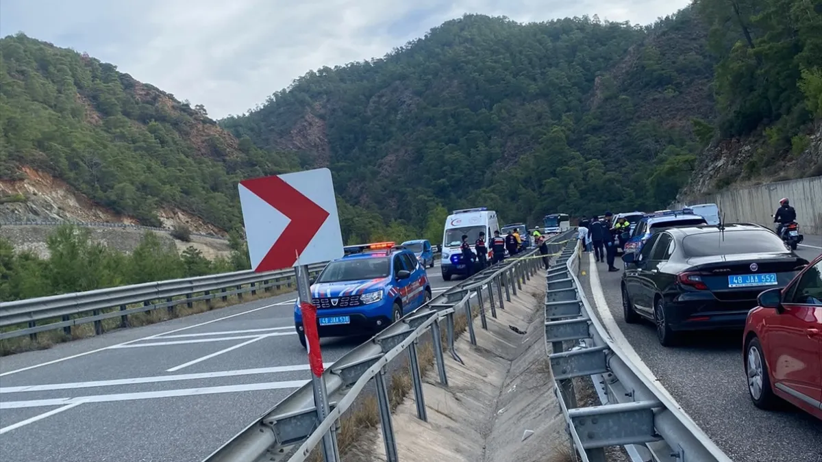 Marmaris-Muğla kara yolunda kaza yerinde sağlık ve jandarma ekipleri