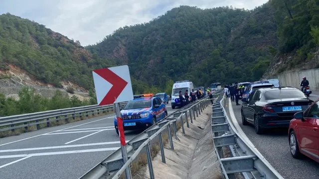 Marmaris-Muğla kara yolunda kaza yerinde sağlık ve jandarma ekipleri