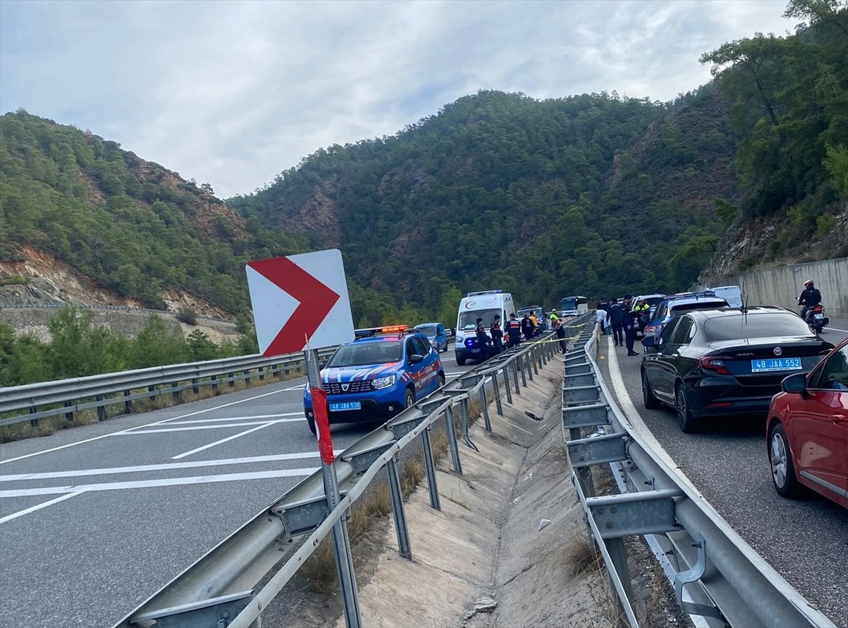 Marmaris-Muğla kara yolunda kaza yerinde sağlık ve jandarma ekipleri
