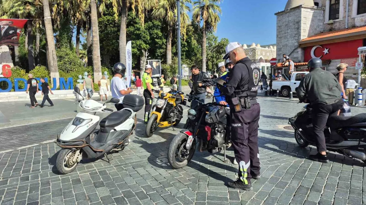 Bodrum Belediye Meydanında motosiklet denetimi yapan polis ekipleri