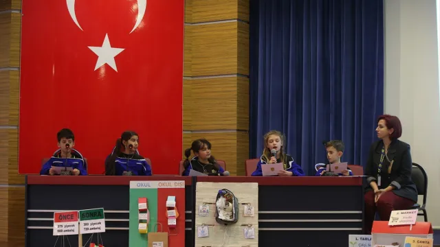 Çocuk İklim Zirvesi İl Buluşmasında sunum yapan öğrenciler
