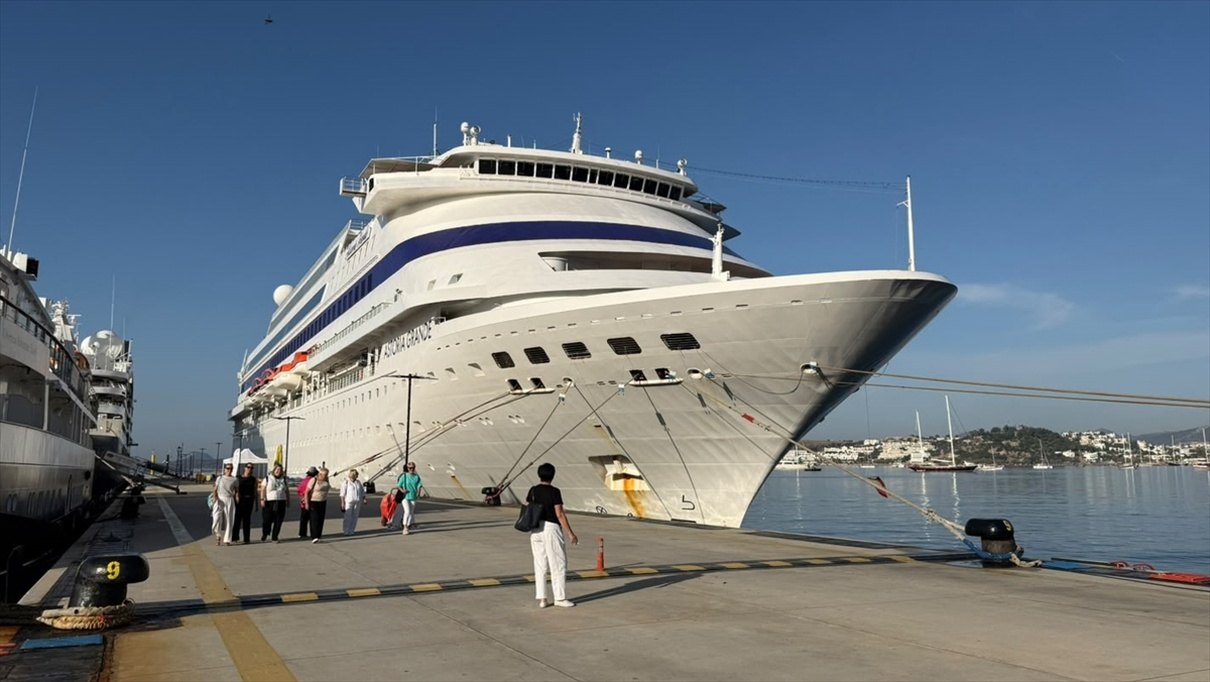 Bodrum Limanına yanaşan kruvaziyer gemisi ve yolcular