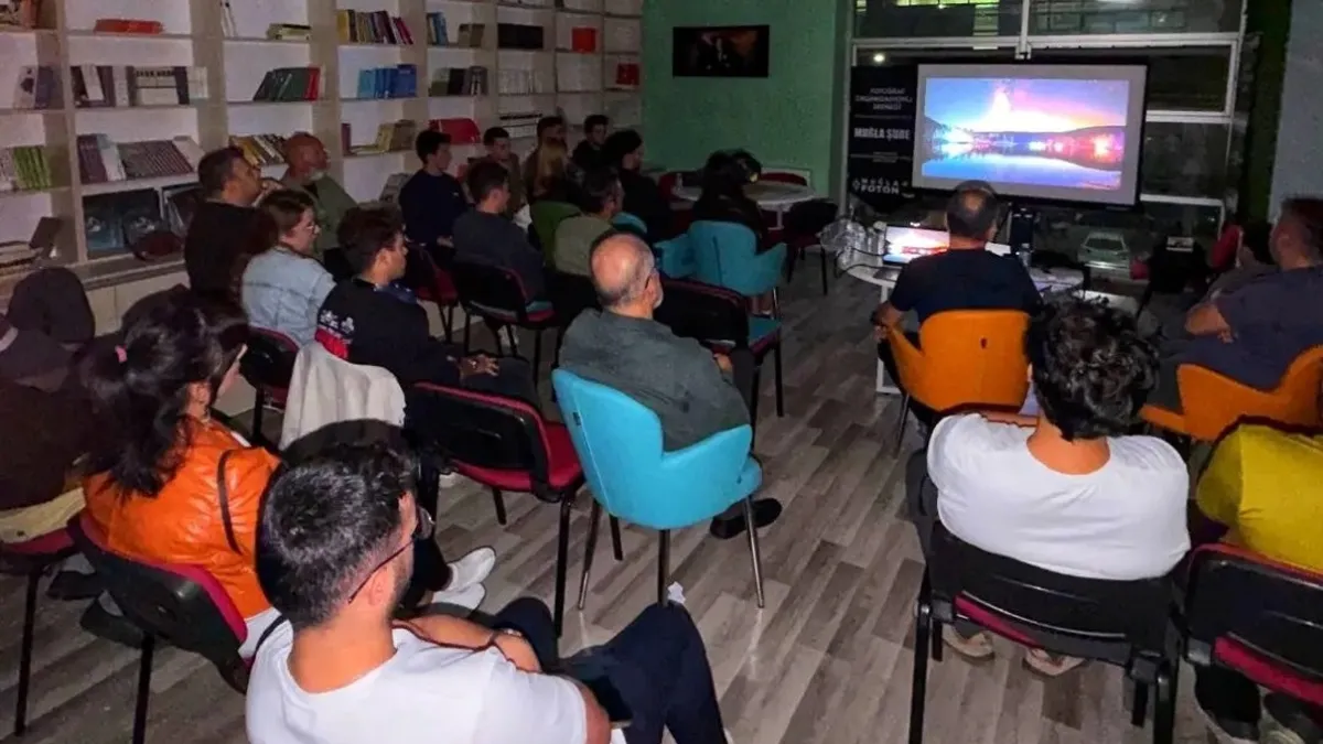 Fotoğrafçılık eğitimini izleyen gençler