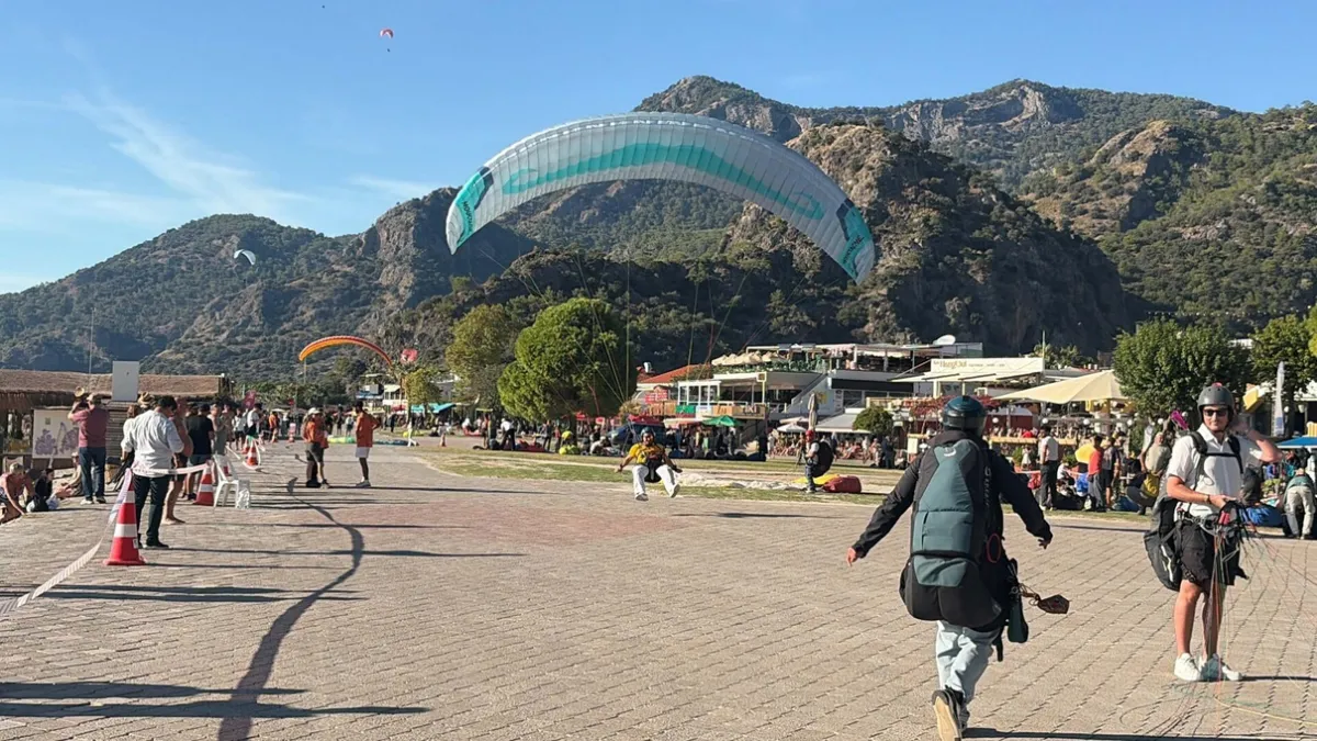Belcekız Plajında yamac paraşütü gösterisi