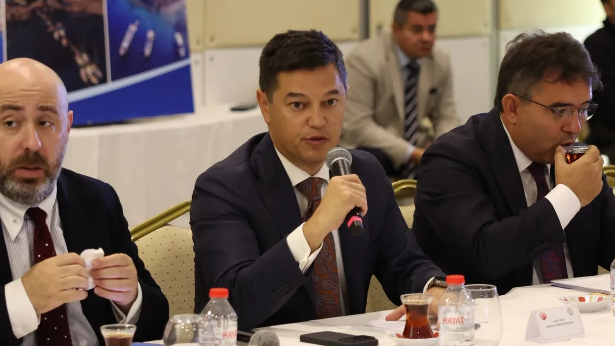 Acar Ünlü toplantıda konuşurken