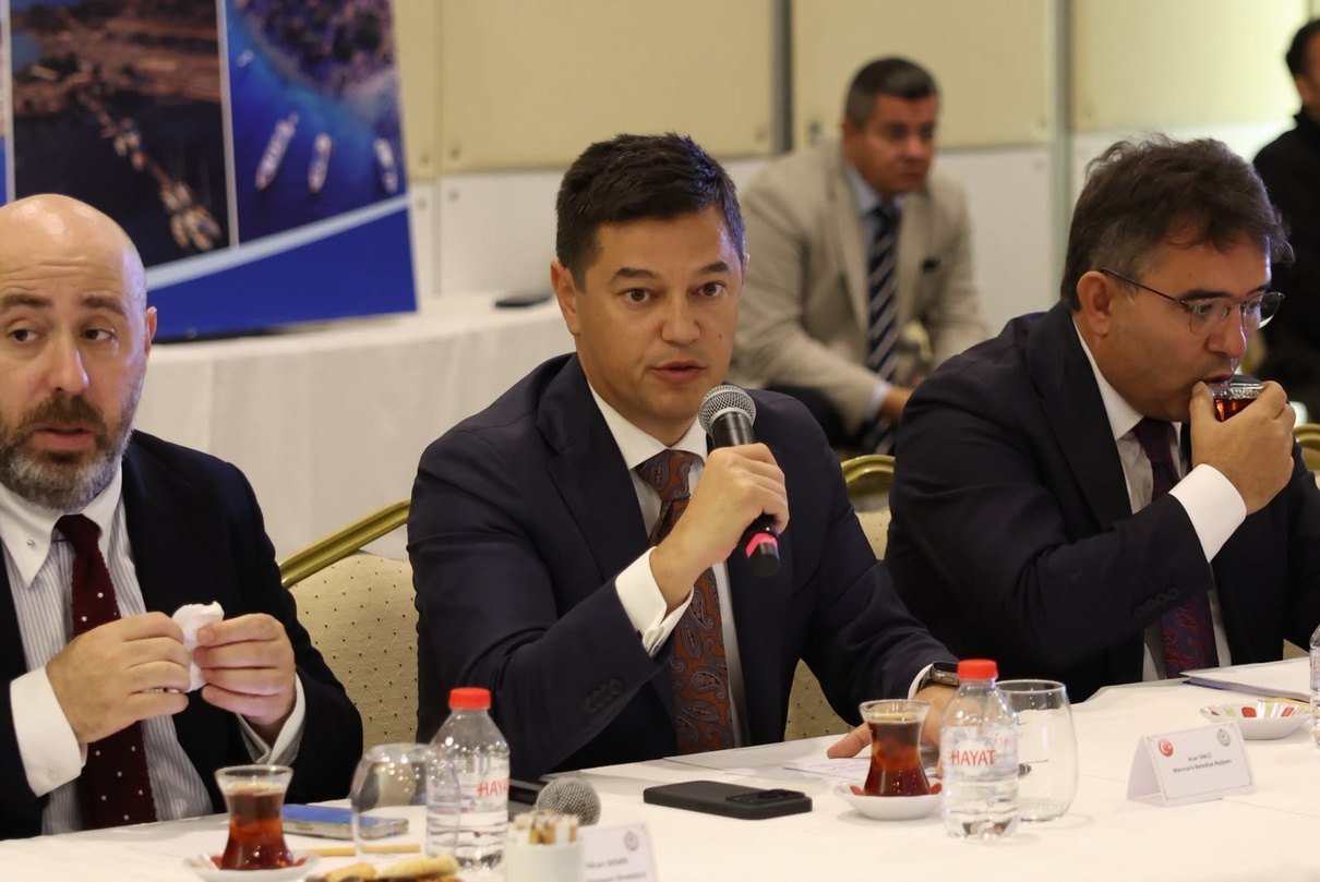 Acar Ünlü toplantıda konuşurken