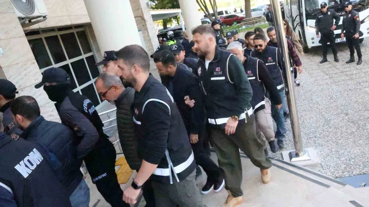 Şüpheliler adliyeye sevk edilirken