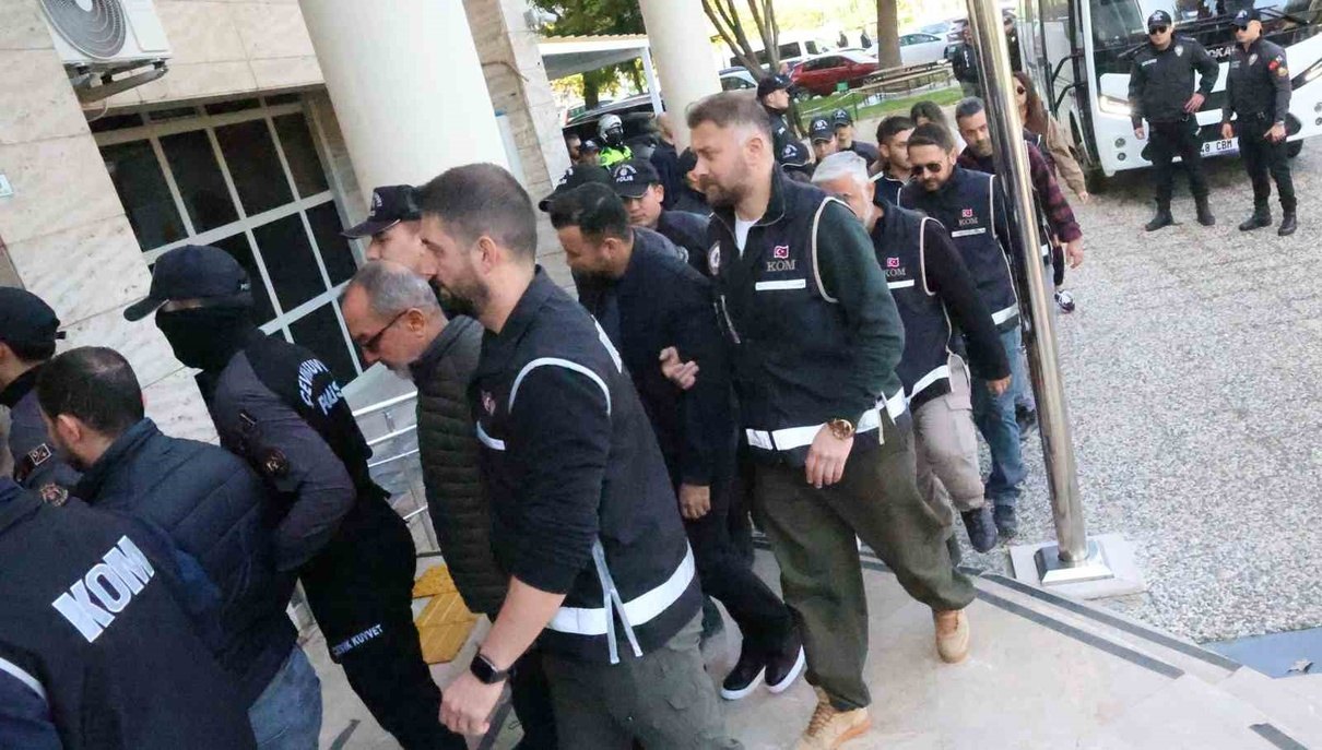 Şüpheliler adliyeye sevk edilirken