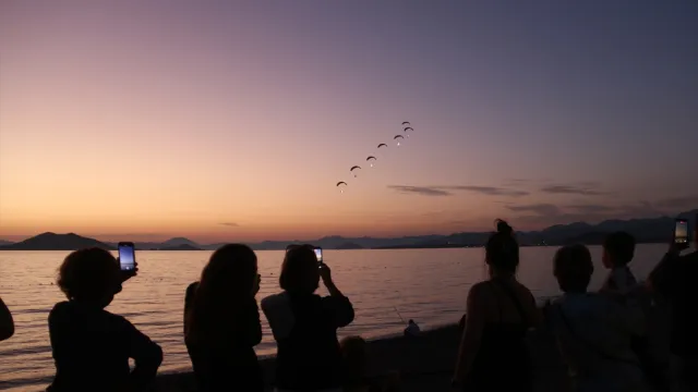 Çalış Plajında ışıklı paramotor gösterisini izleyen vatandaşlar