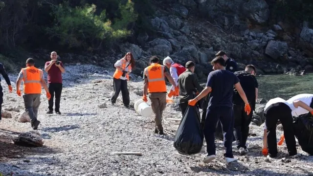 Gökova Körfezi koylarında atık toplayan gönüllüler