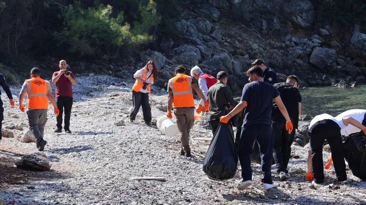 Gökova Körfezi koylarında atık toplayan gönüllüler