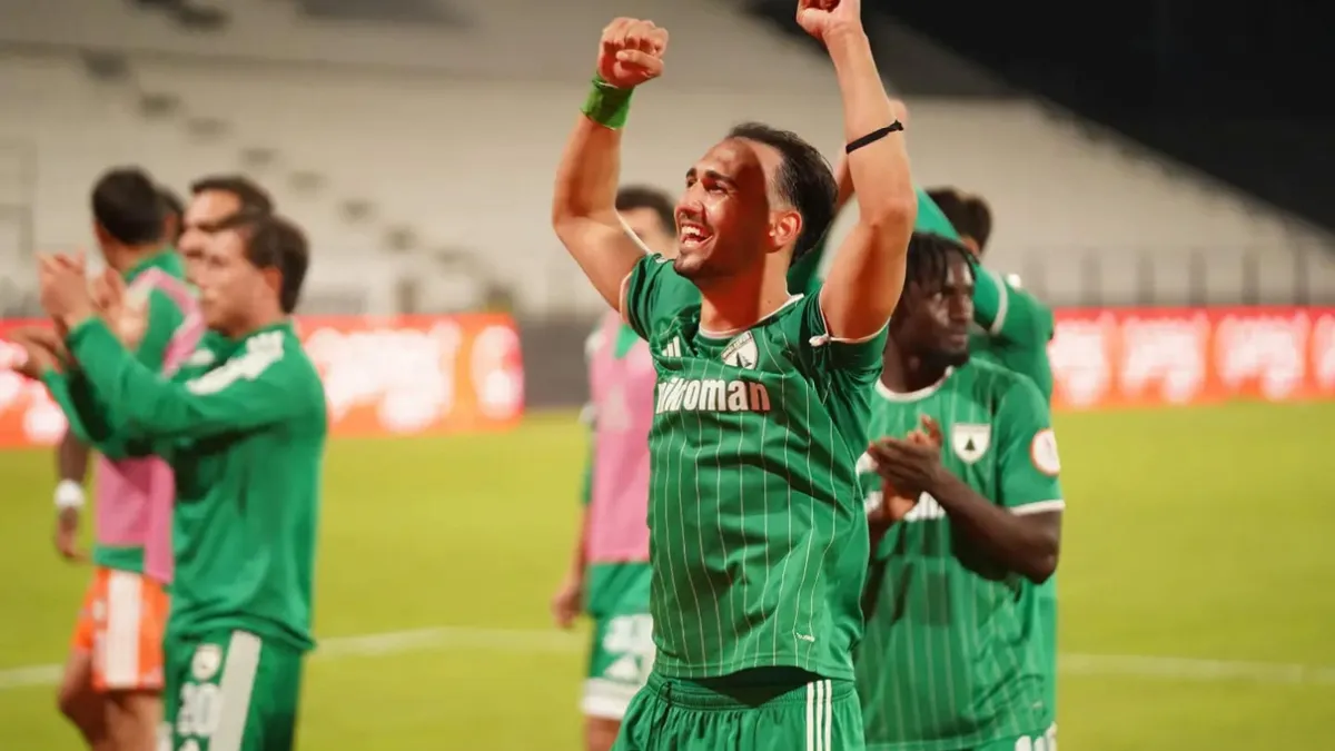 Galibiyeti kutlayan Muğlaspor futbolcuları