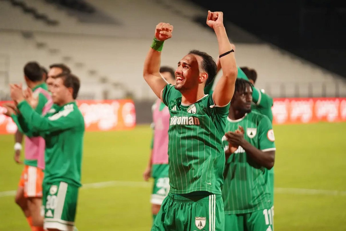 Galibiyeti kutlayan Muğlaspor futbolcuları