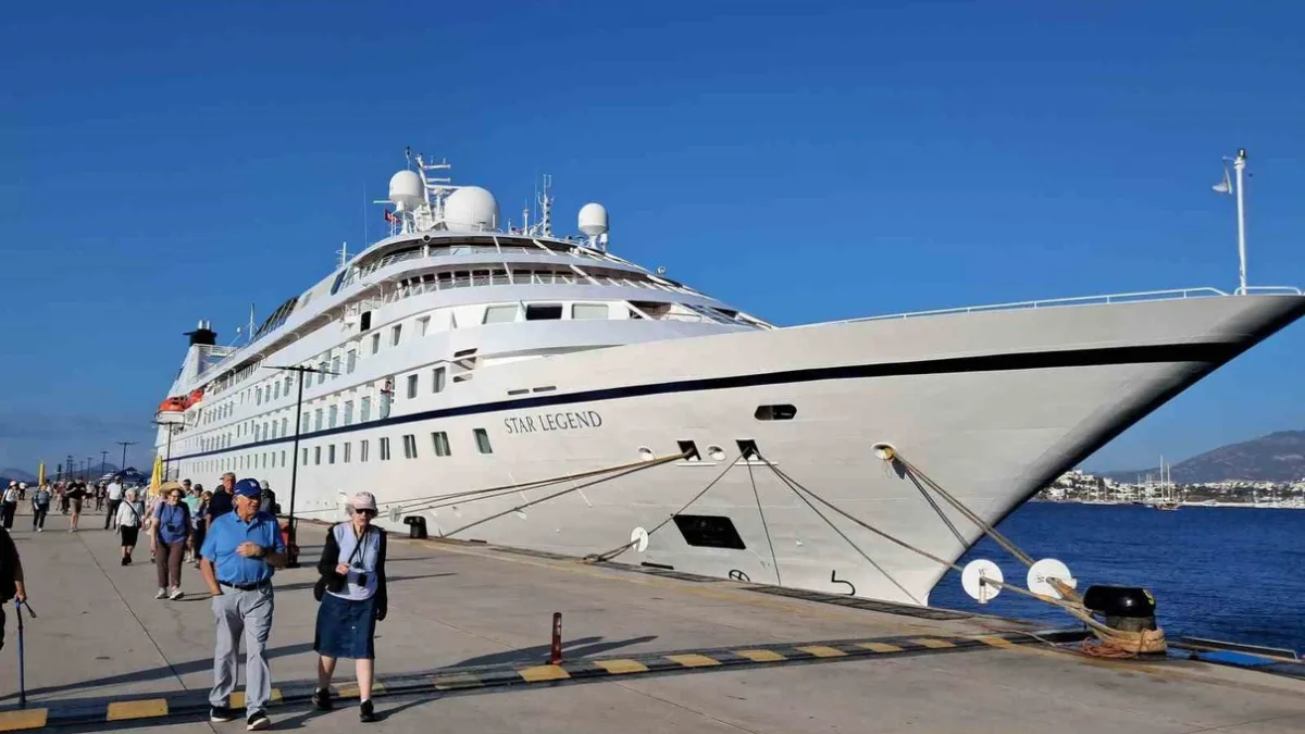 Bodrum Limanındaki Star Legend kruvaziyeri