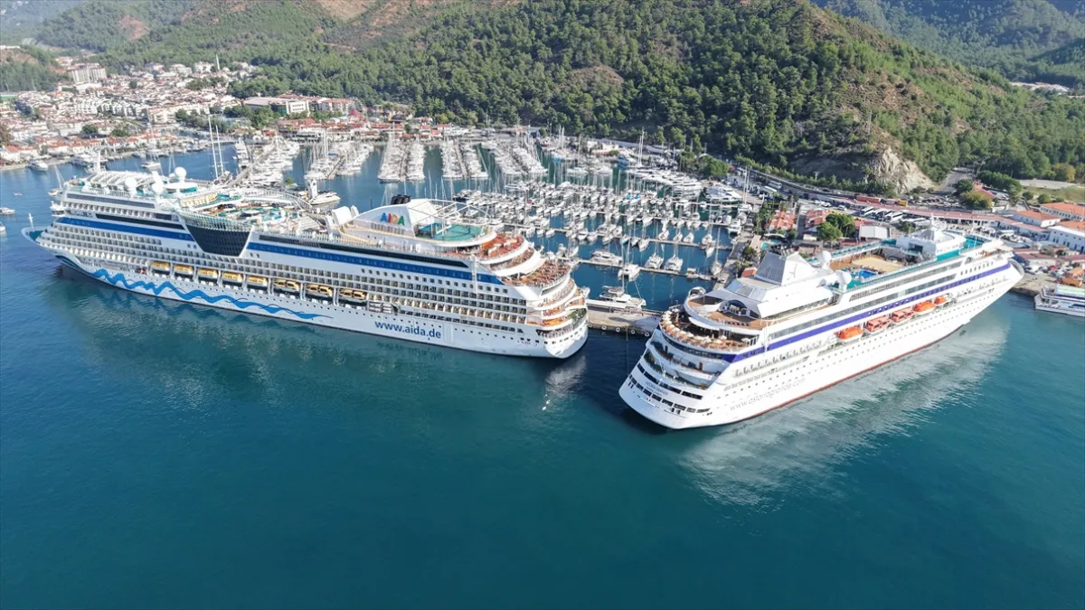 Marmaris Cruise Porta yanaşan iki kruvaziyer