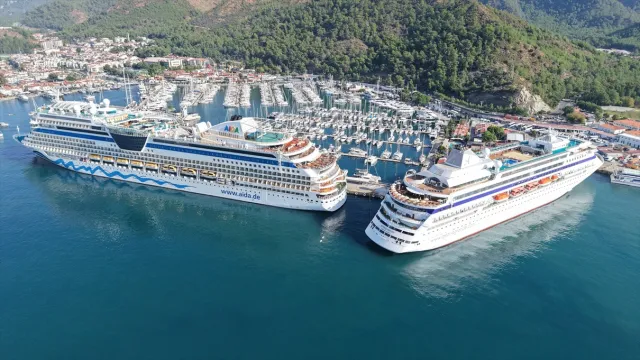 Marmaris Cruise Porta yanaşan iki kruvaziyer