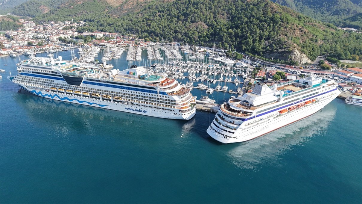 Marmaris Cruise Porta yanaşan iki kruvaziyer
