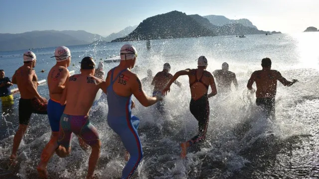 İçmelerde açık su yüzme yarışına başlayan sporcular