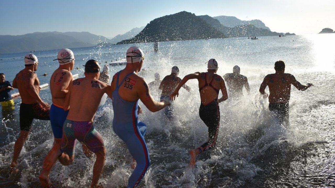 İçmelerde açık su yüzme yarışına başlayan sporcular