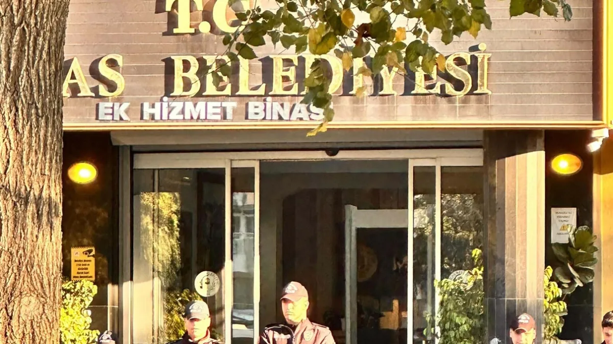 Milas Belediyesi ek hizmet binası önünde polis