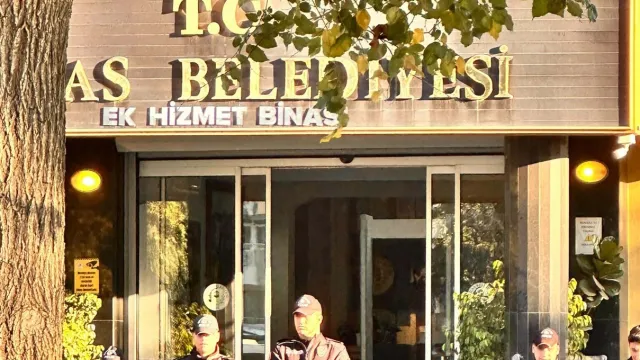 Milas Belediyesi ek hizmet binası önünde polis