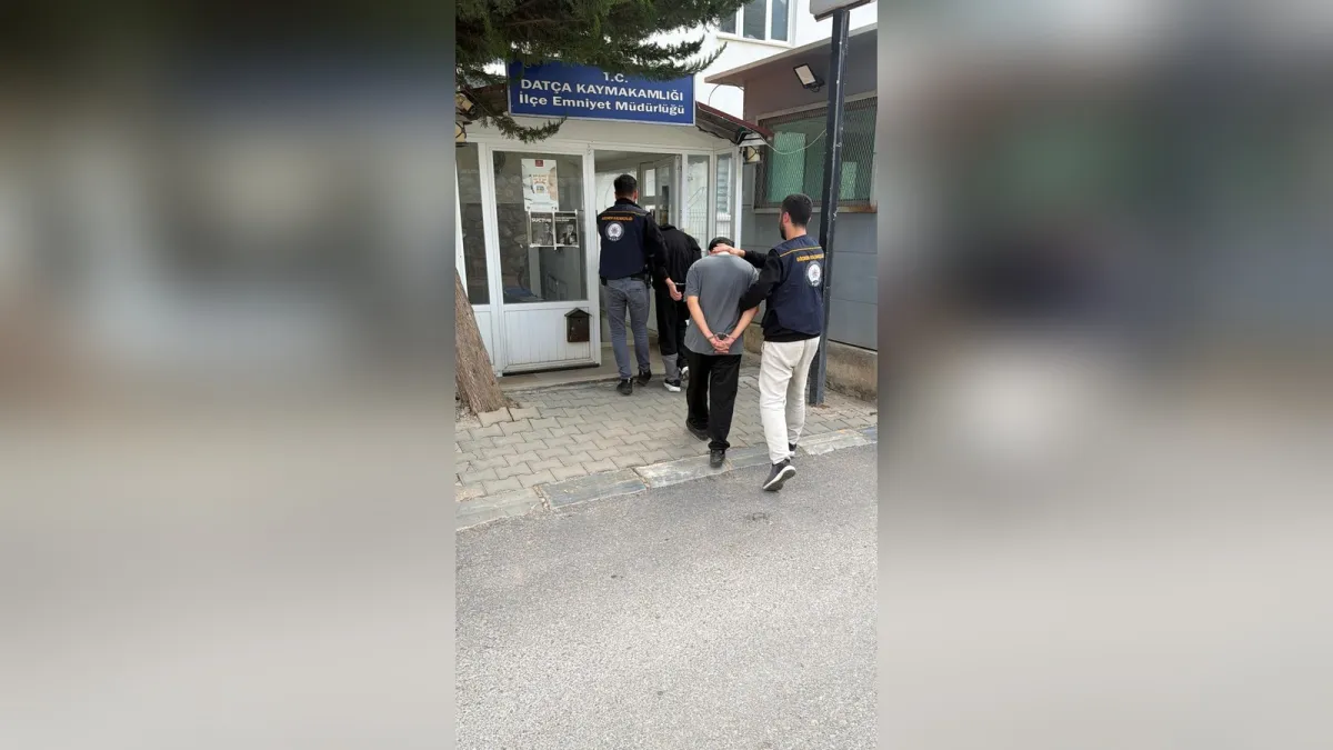 Yakalanan hükümlüler Datça İlçe Emniyet Müdürlüğüne götürülürken