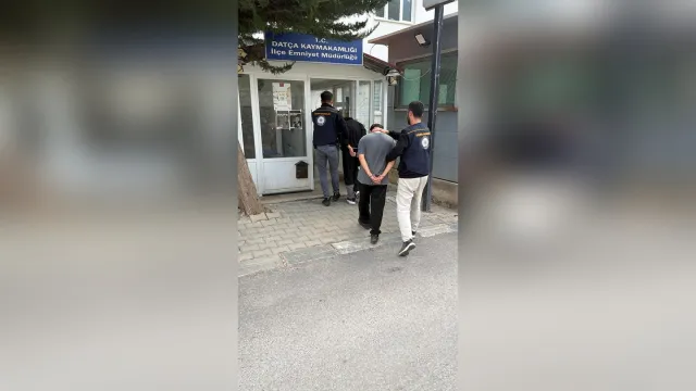 Yakalanan hükümlüler Datça İlçe Emniyet Müdürlüğüne götürülürken