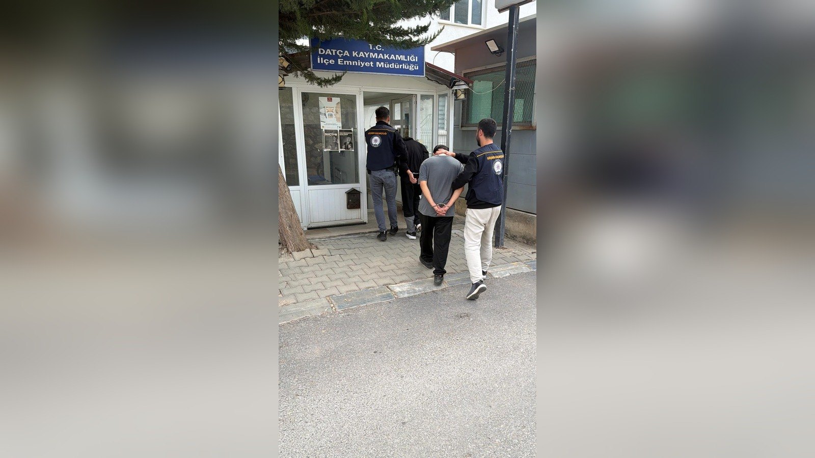Yakalanan hükümlüler Datça İlçe Emniyet Müdürlüğüne götürülürken