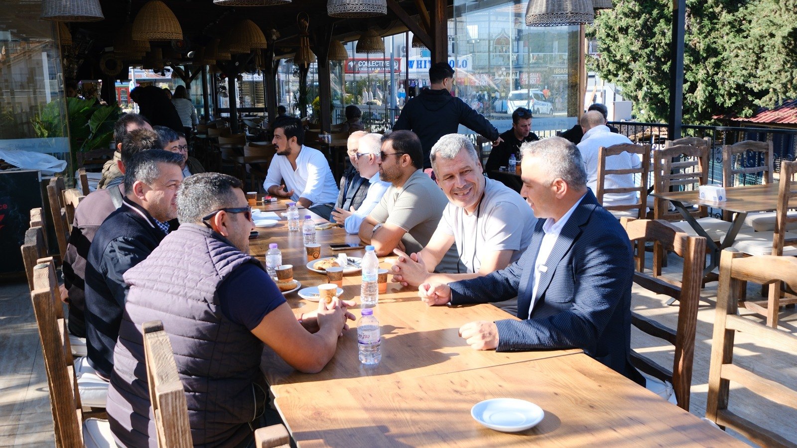Hisarönü esnafıyla kahvaltıda bir araya gelen oda yönetimi