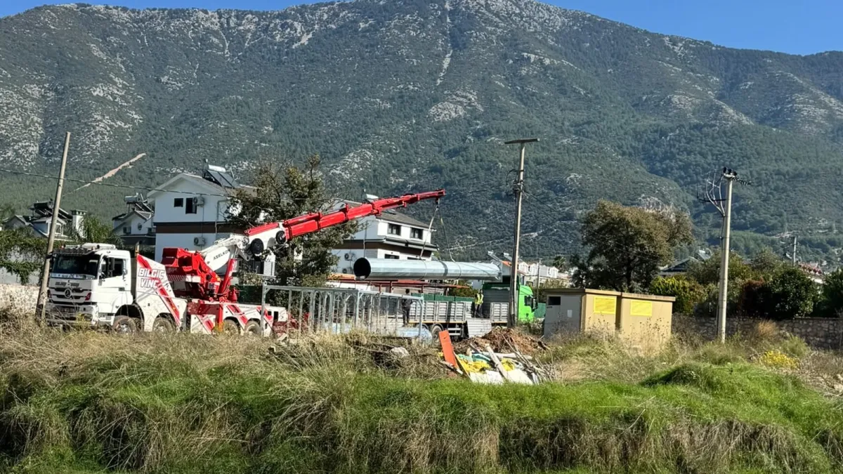 Ölüdenizde baz istasyonu direğinin vinçle indirilmesi