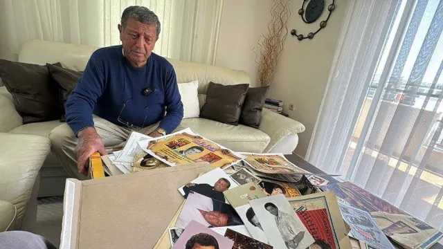 Yeşilçam oyuncusu Oktay Gürsel, Marmaris'teki evinde eski film afişlerine ve fotoğraflarına bakıyor