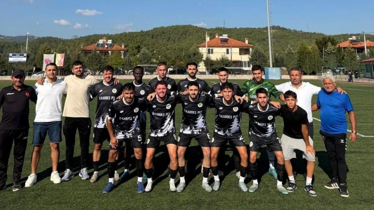 Çamköyspor futbolcuları maç öncesi toplu fotoğrafta