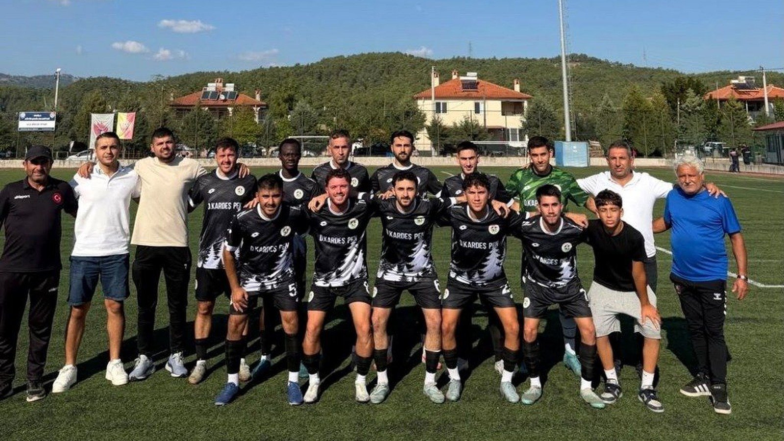 Çamköyspor futbolcuları maç öncesi toplu fotoğrafta