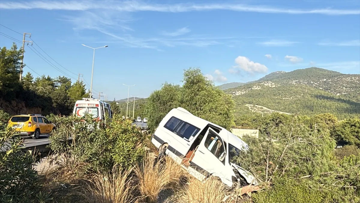 Bodrum'da kazaya karışan minibüs yol kenarında şarampolde