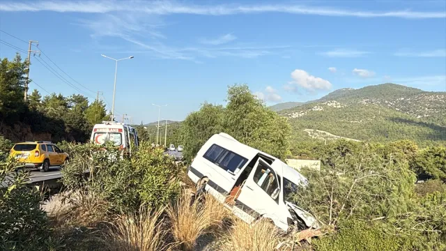 Bodrum'da kazaya karışan minibüs yol kenarında şarampolde
