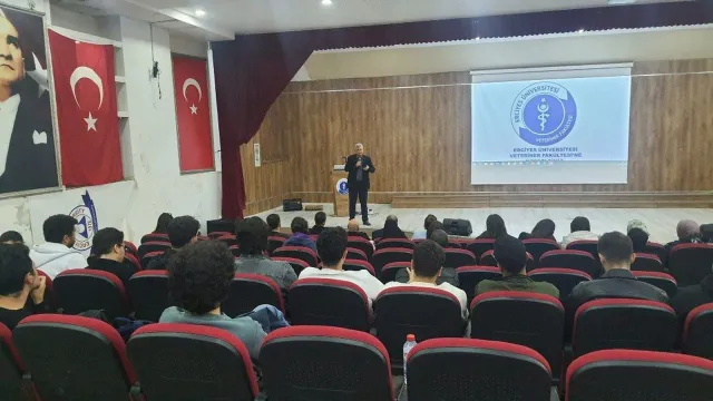 Salim Yılmaz Erciyes Üniversitesi'nde öğrencilere söyleşi veriyor