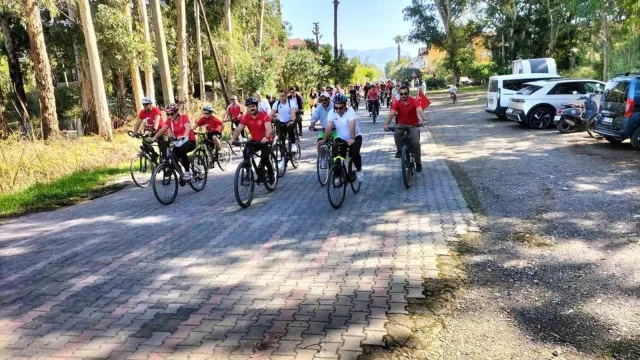 Köyceğiz'de Cumhuriyet bisiklet turuna katılan vatandaşlar pedal çeviriyor