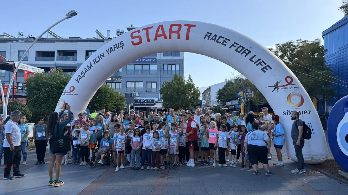 Fethiye'de Yaşam İçin Yarış etkinliğinde start takımı önünde toplanan katılımcılar