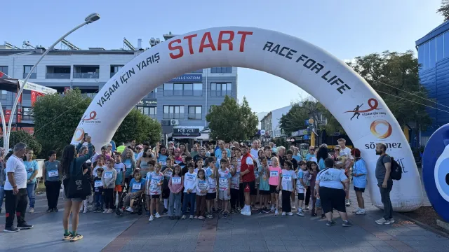 Fethiye'de Yaşam İçin Yarış etkinliğinde start takımı önünde toplanan katılımcılar