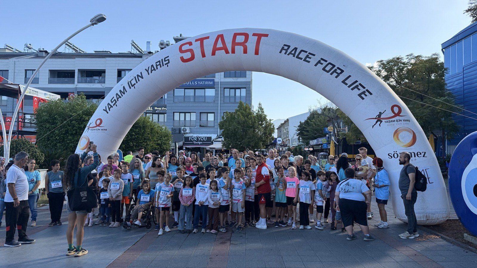Fethiye'de Yaşam İçin Yarış etkinliğinde start takımı önünde toplanan katılımcılar