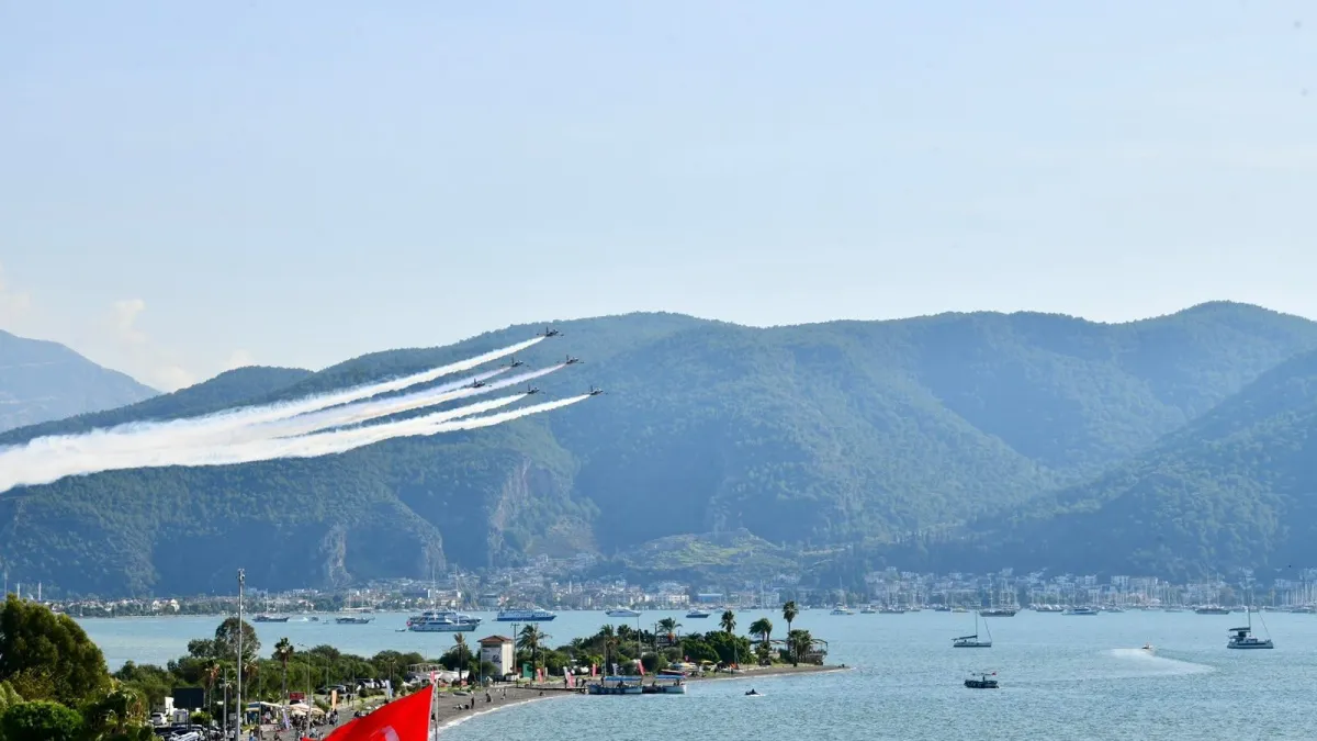 Türk Yıldızları uçakları Fethiye körfezi üzerinde gösteri uçuşu yapıyor