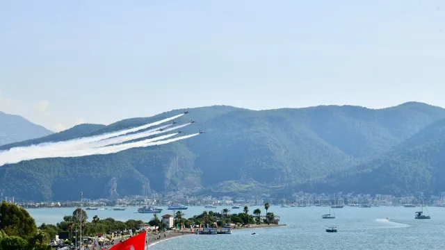 Türk Yıldızları uçakları Fethiye körfezi üzerinde gösteri uçuşu yapıyor