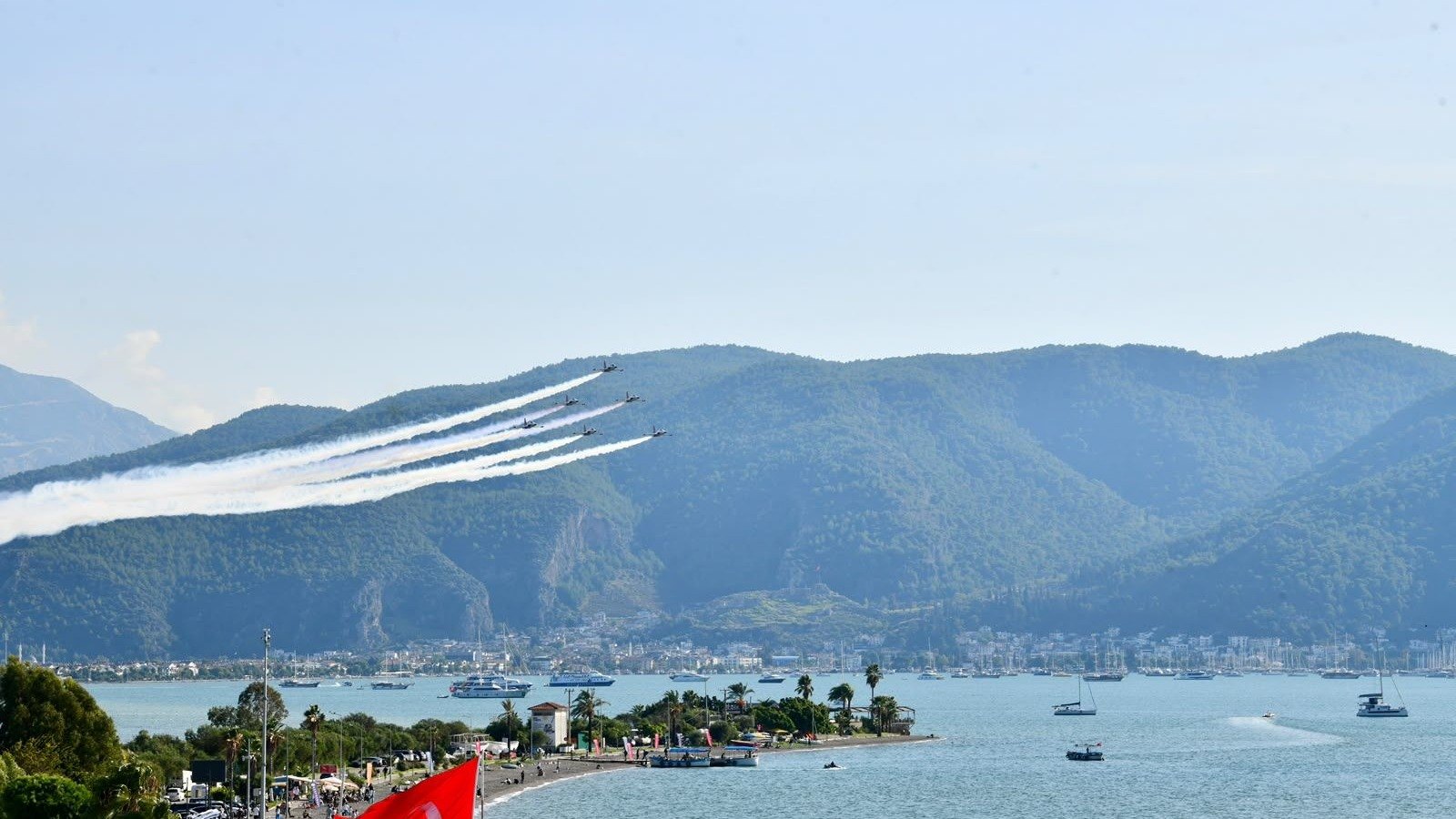 Türk Yıldızları uçakları Fethiye körfezi üzerinde gösteri uçuşu yapıyor