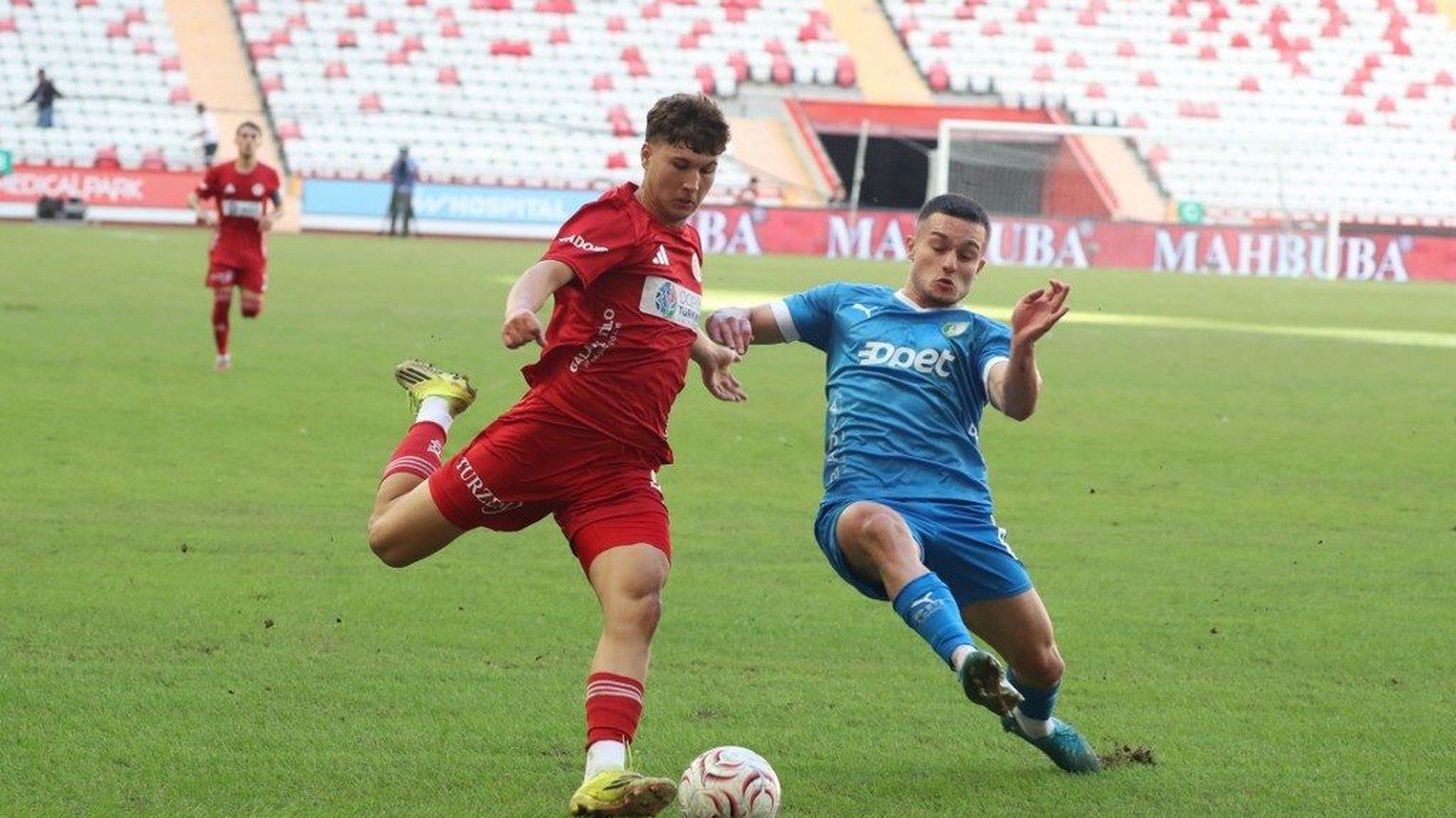 Antalyaspor-Bodrum FK maçından bir pozisyon