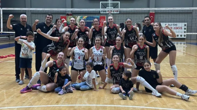 Fethiye Zirve Spor oyuncuları galibiyeti kutluyor