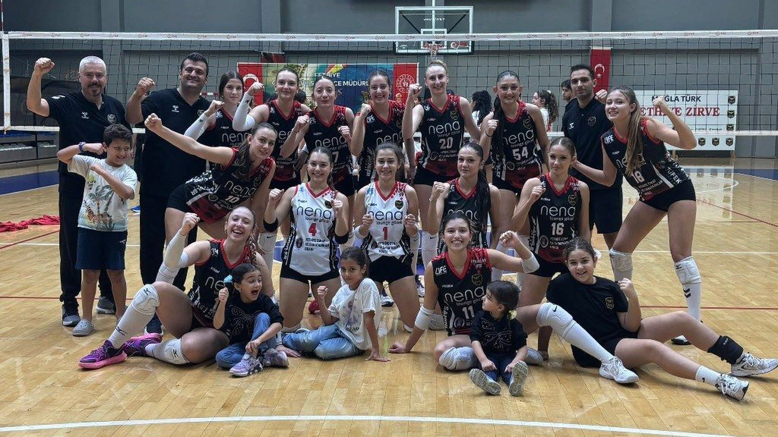 Fethiye Zirve Spor oyuncuları galibiyeti kutluyor