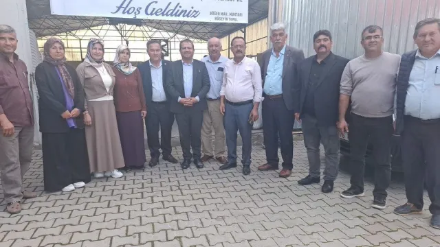 Döğer Mahallesi'ndeki yemek programına katılanlar toplu fotoğrafta
